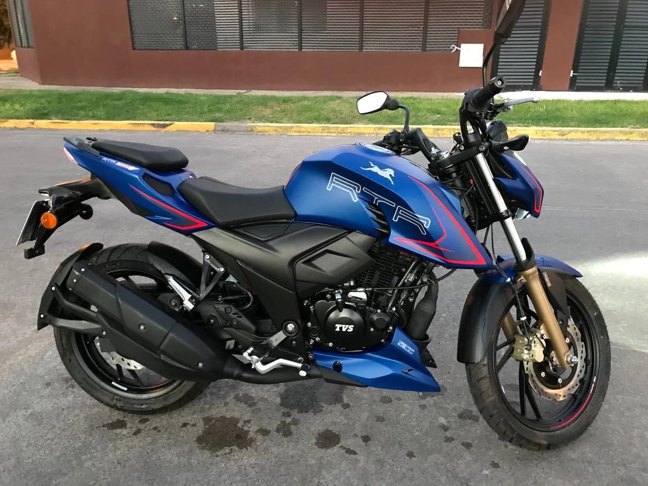Мотоцикл TVS RTR 200 FI