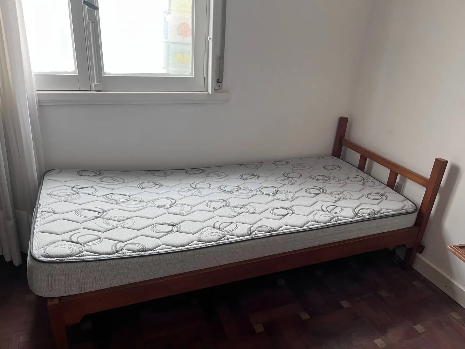 Кровати с матрасами