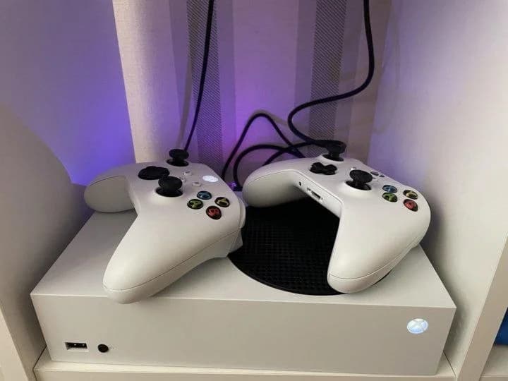 Xbox Series S с двумя геймпадами