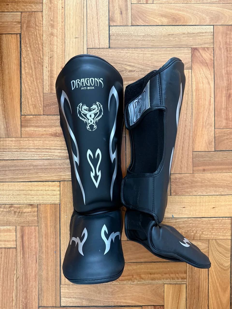 Боксёрские щитки и перчатки Everlast
