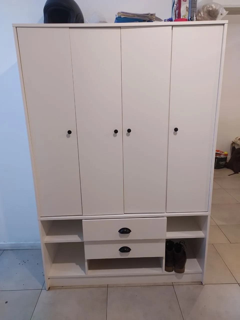Большой белый шкаф