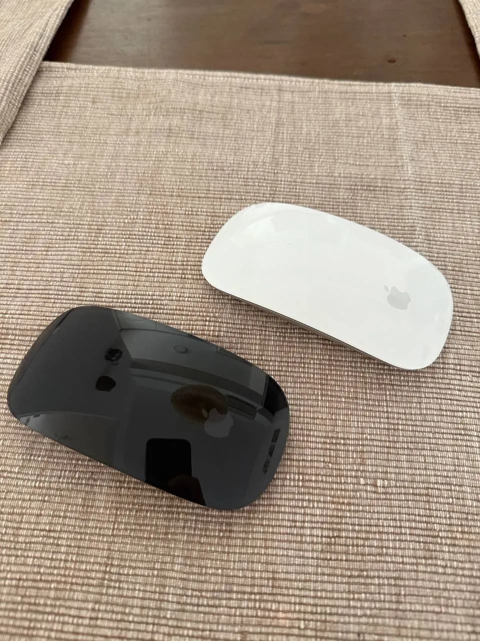 Apple Magic Mouse 2 белая и чёрная