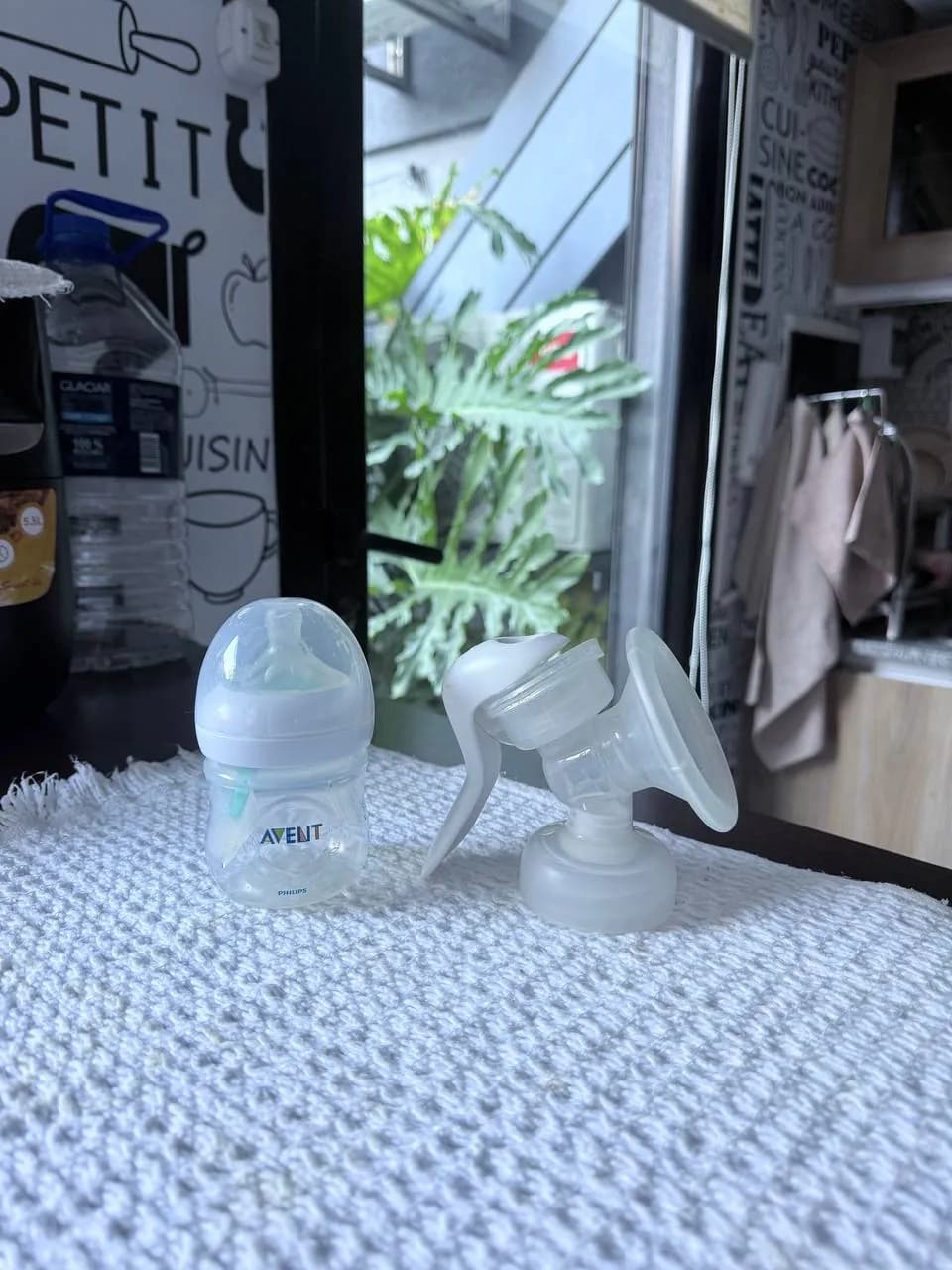 Молокоотсос Philips AVENT с бутылочкой пелёнки