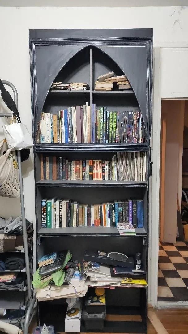 Готический книжный стеллаж ручной работы