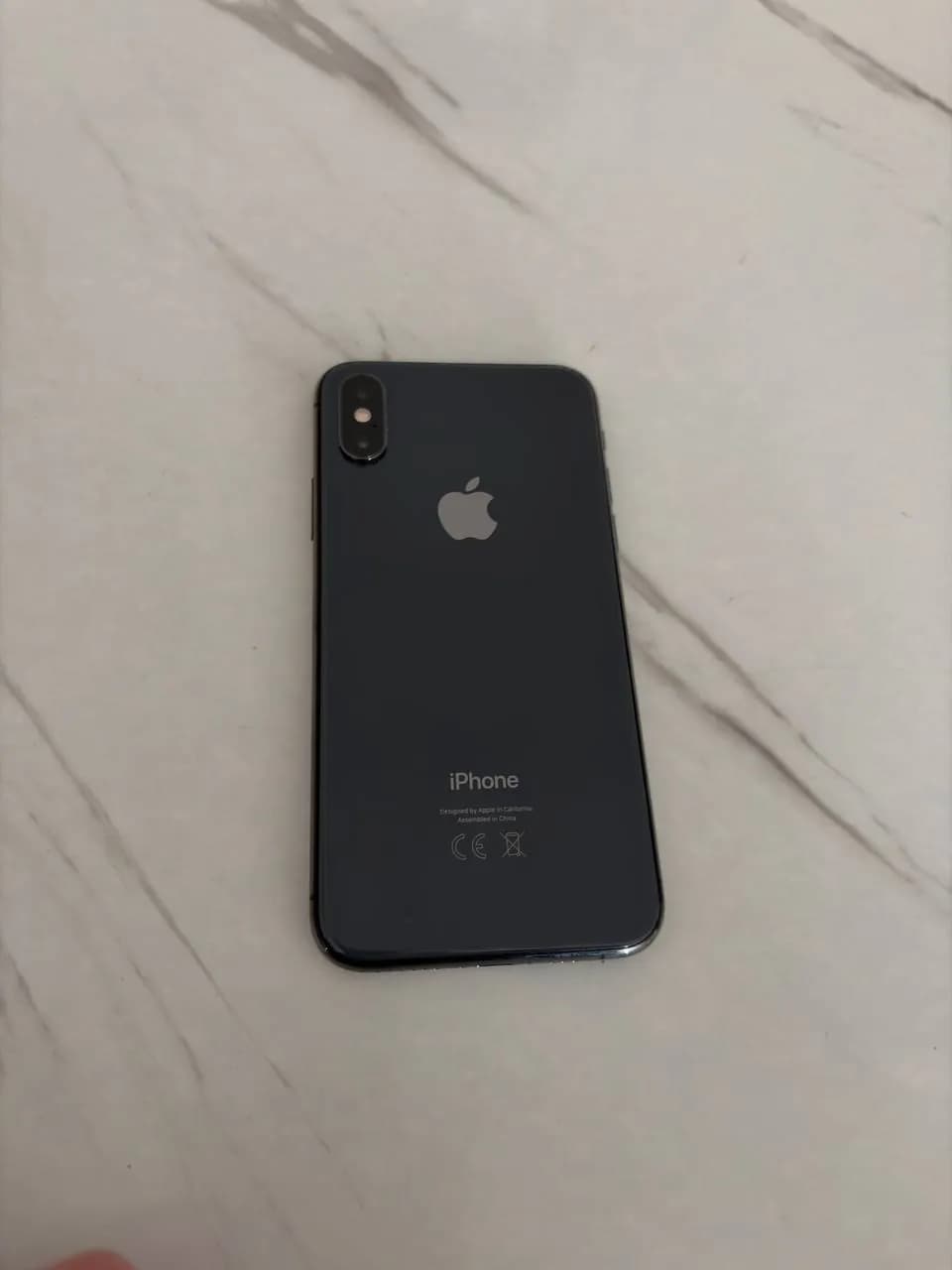 Два смартфона iPhone 11 Pro и XS