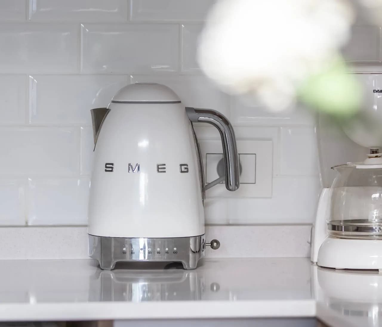 Электрочайник SMEG 50's Retro белый