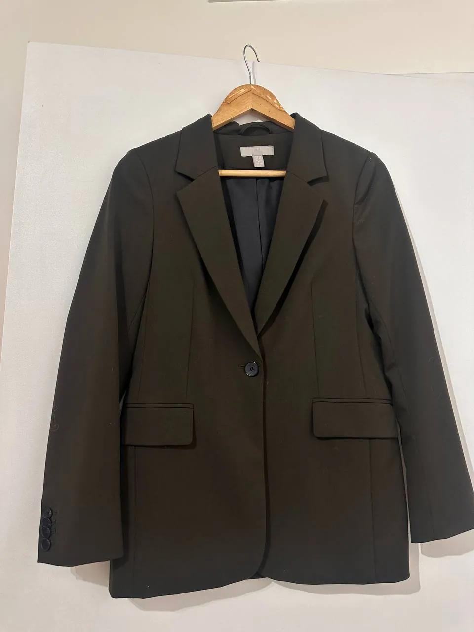 Оливковый костюм H&M