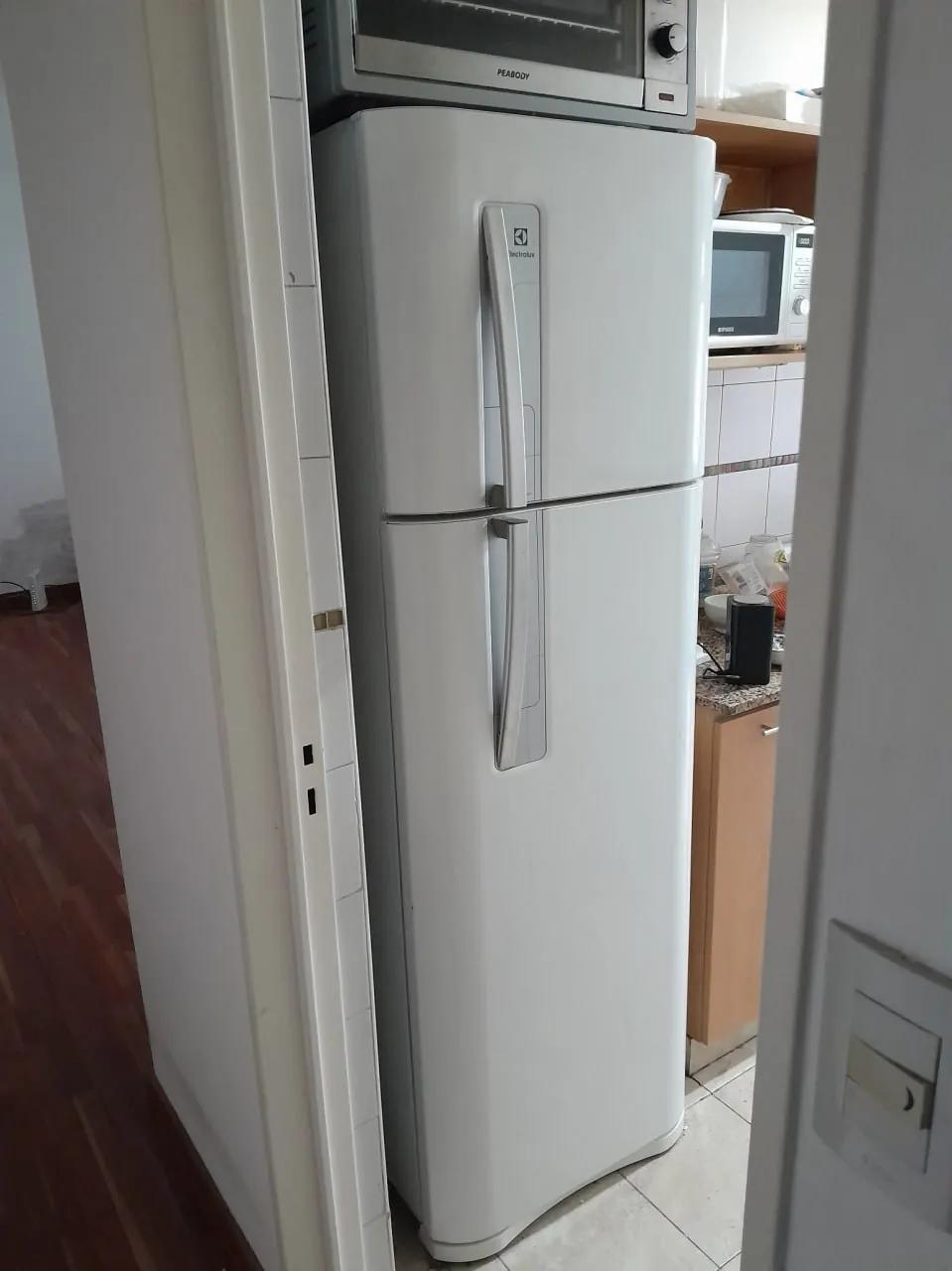 Холодильник Electrolux DF3900B белый 345л