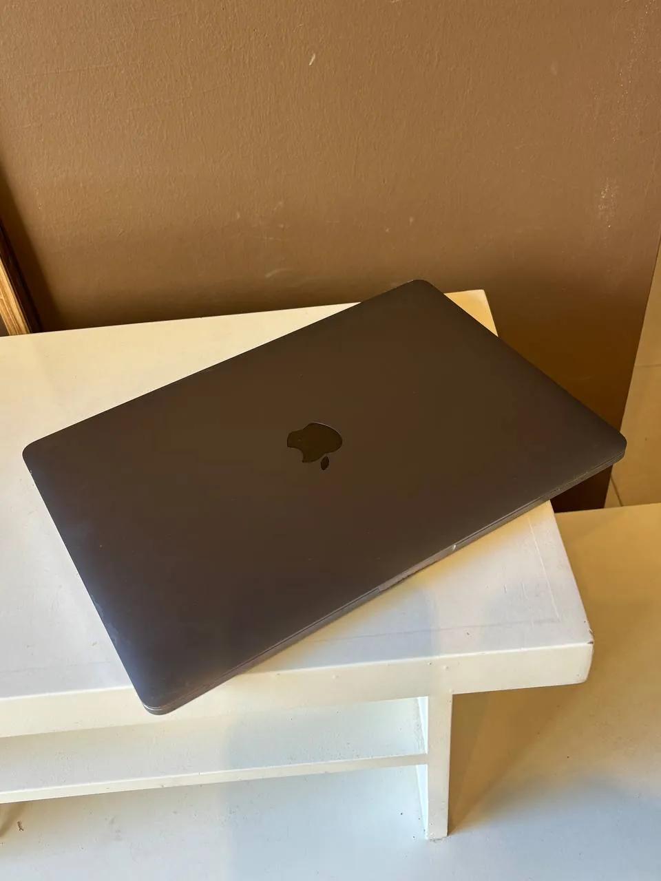 MacBook Pro 13 дюймов рабочий