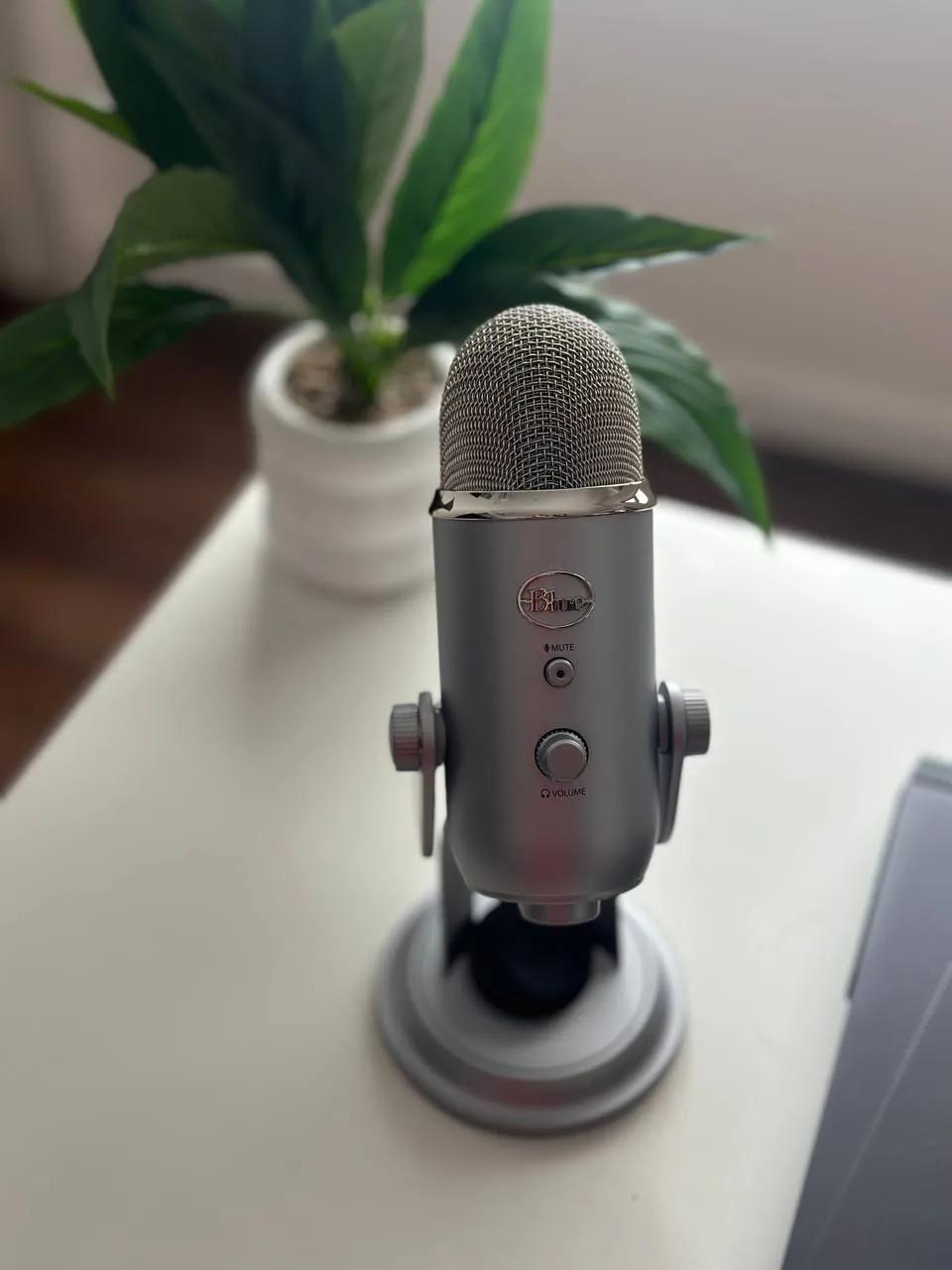 Студийный микрофон Blue Yeti серебряный