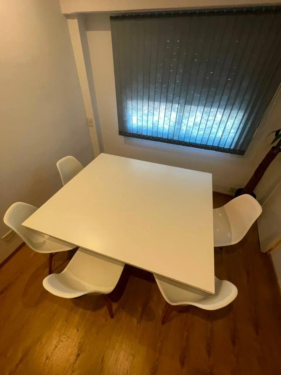 Офисный стол 150х130 и пять стульев