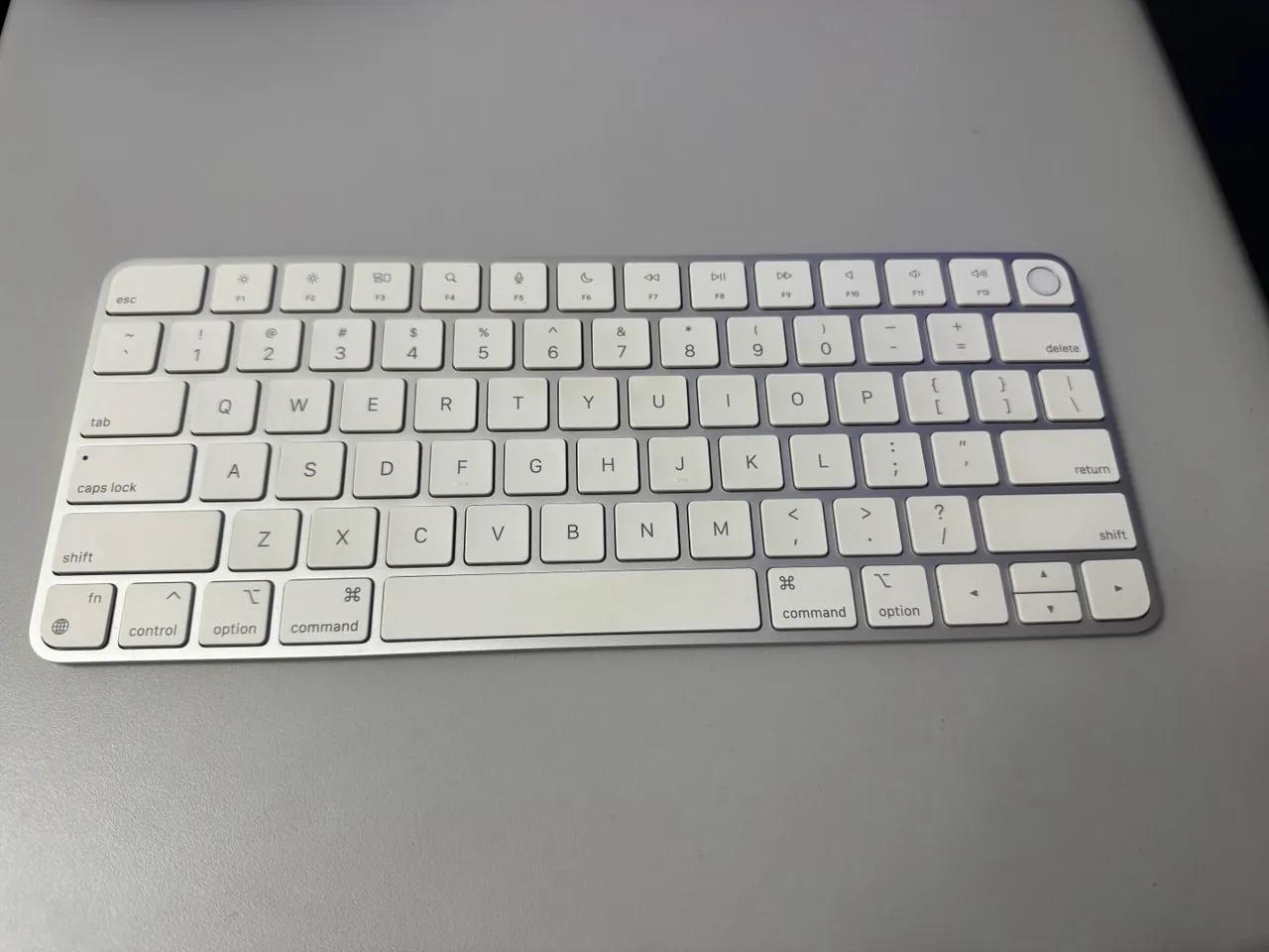 Клавиатура Apple Magic Keyboard Touch ID Lightning
