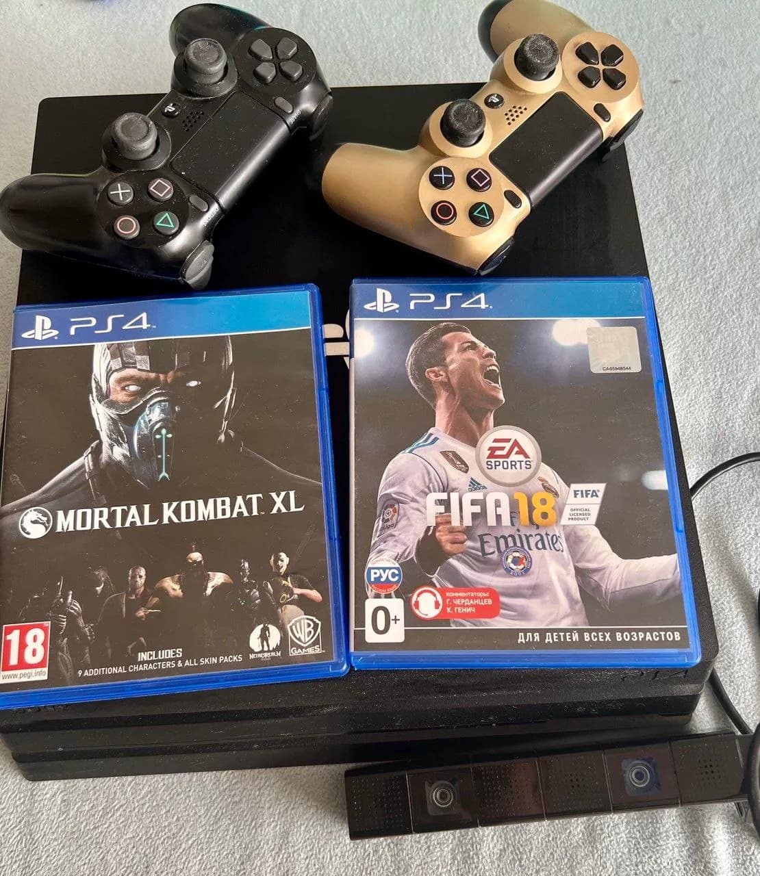 PlayStation 4 Pro 1TB с геймпадами