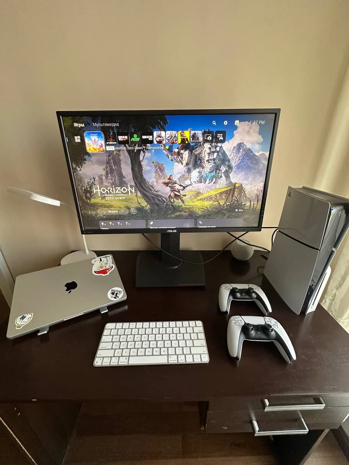 Монитор Asus, PS5 и клавиатура Apple