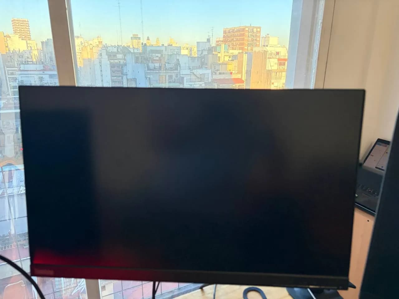 Четыре монитора Philips Samsung Lenovo Suono