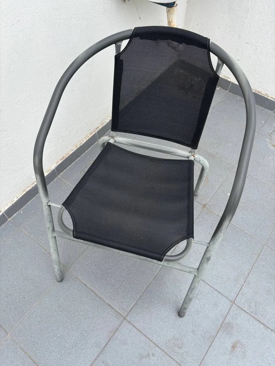 Стулья чёрный и белый