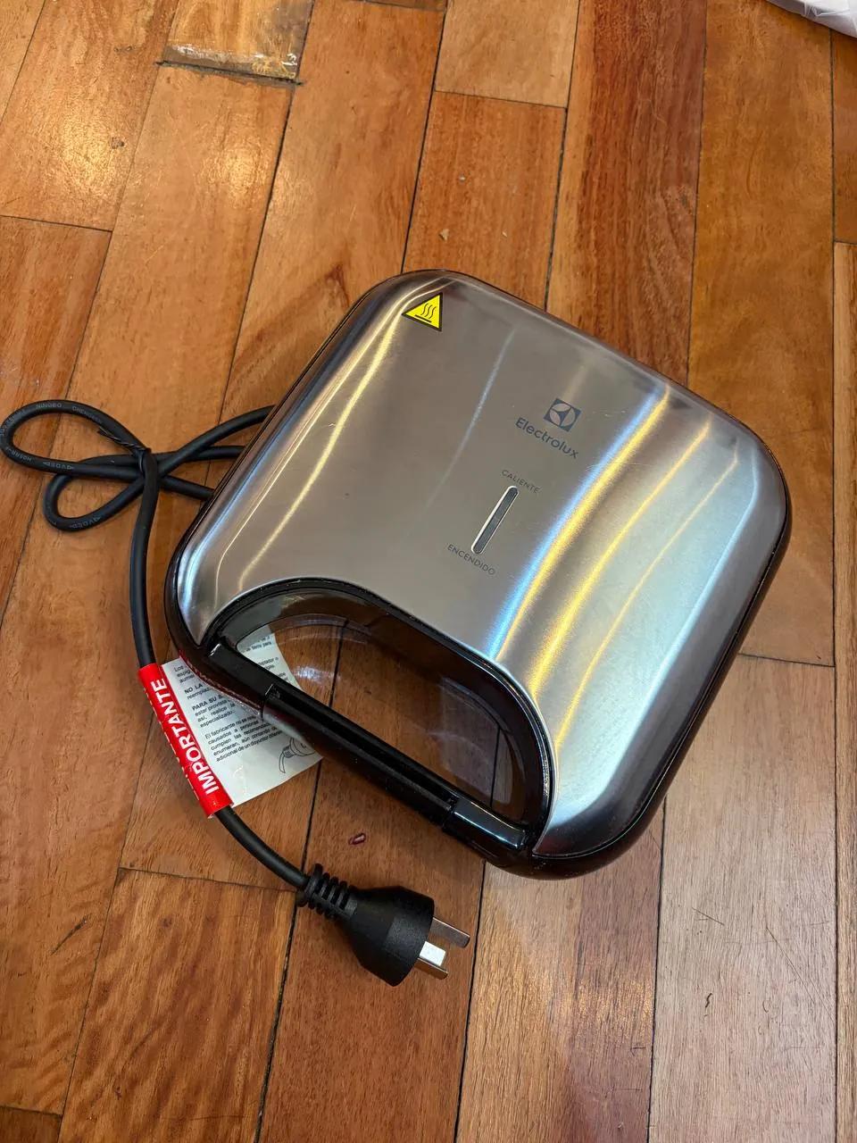 Бутербродница Electrolux