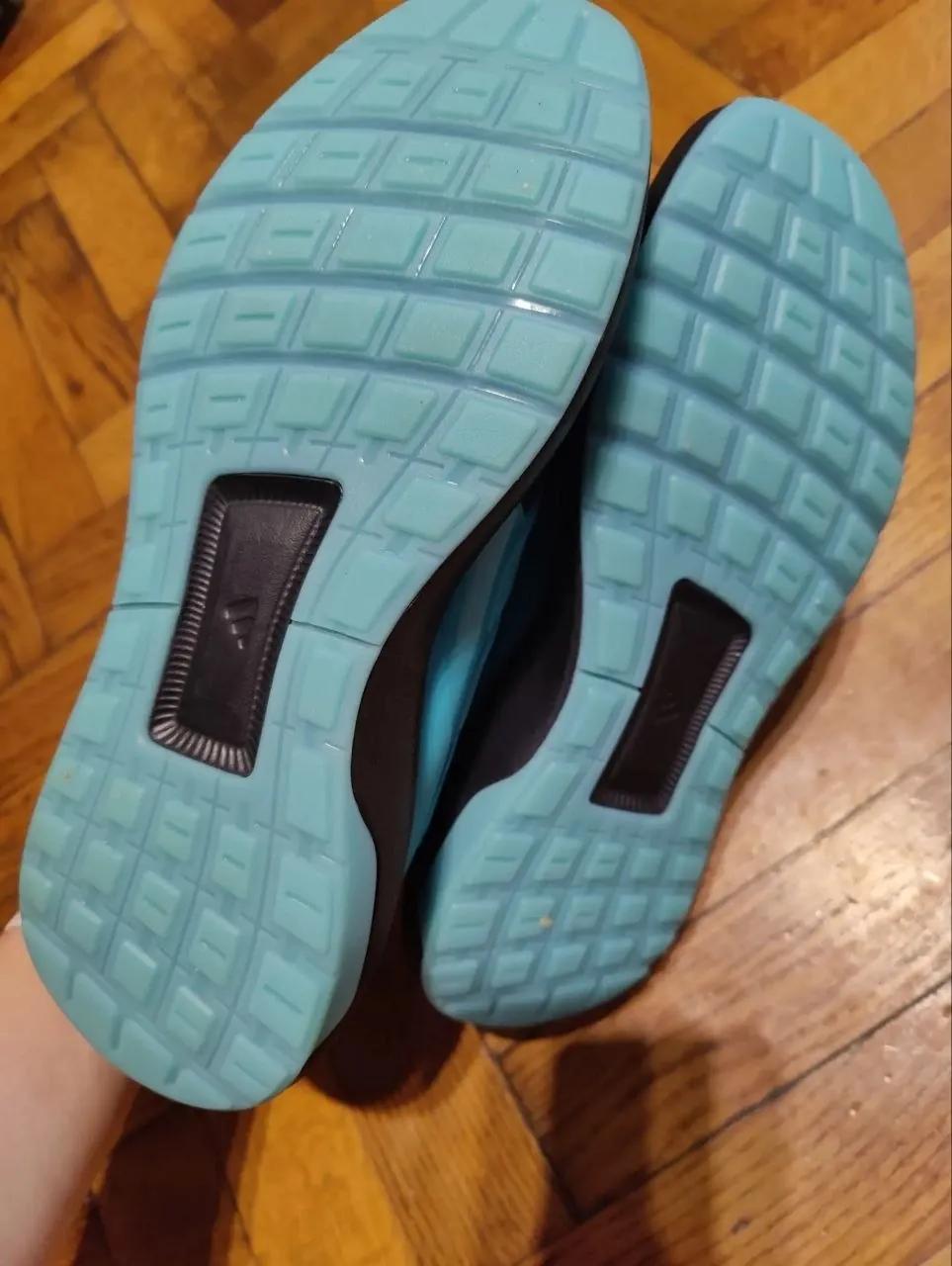 Кроссовки Adidas новые оригинал размер 41 из США