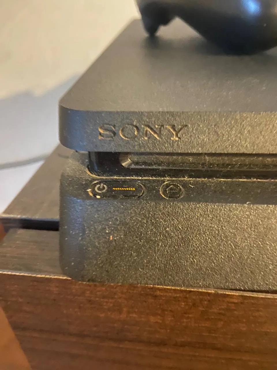 PlayStation 4 с двумя джойстиками и играми