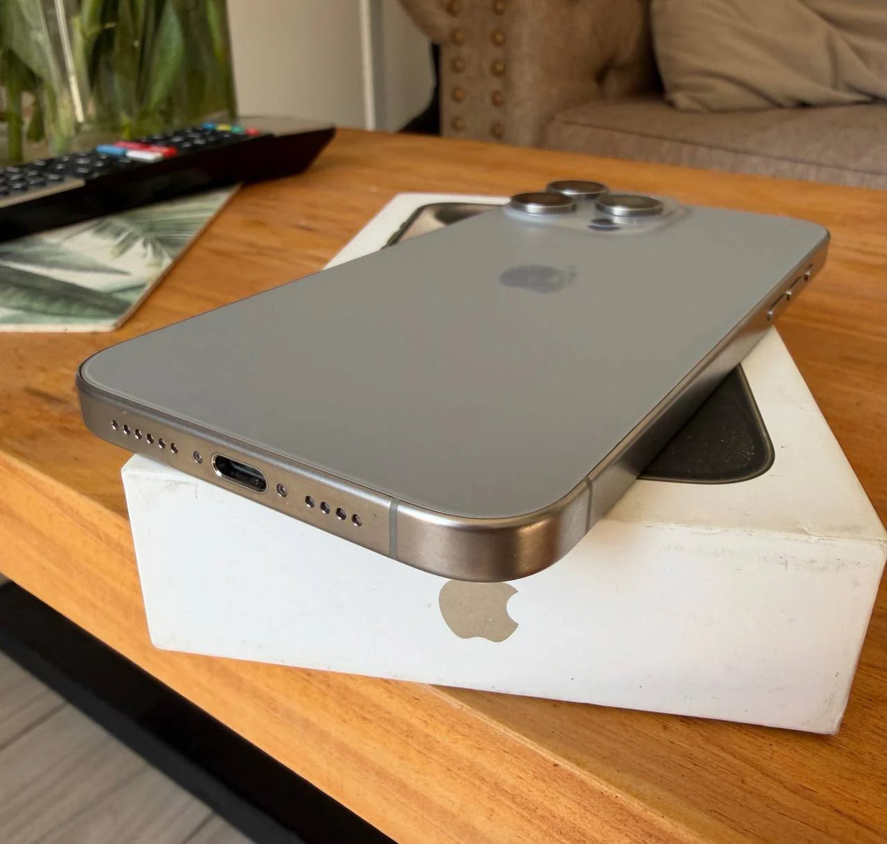 iPhone 15 Pro Max на 256 ГБ eSIM 3