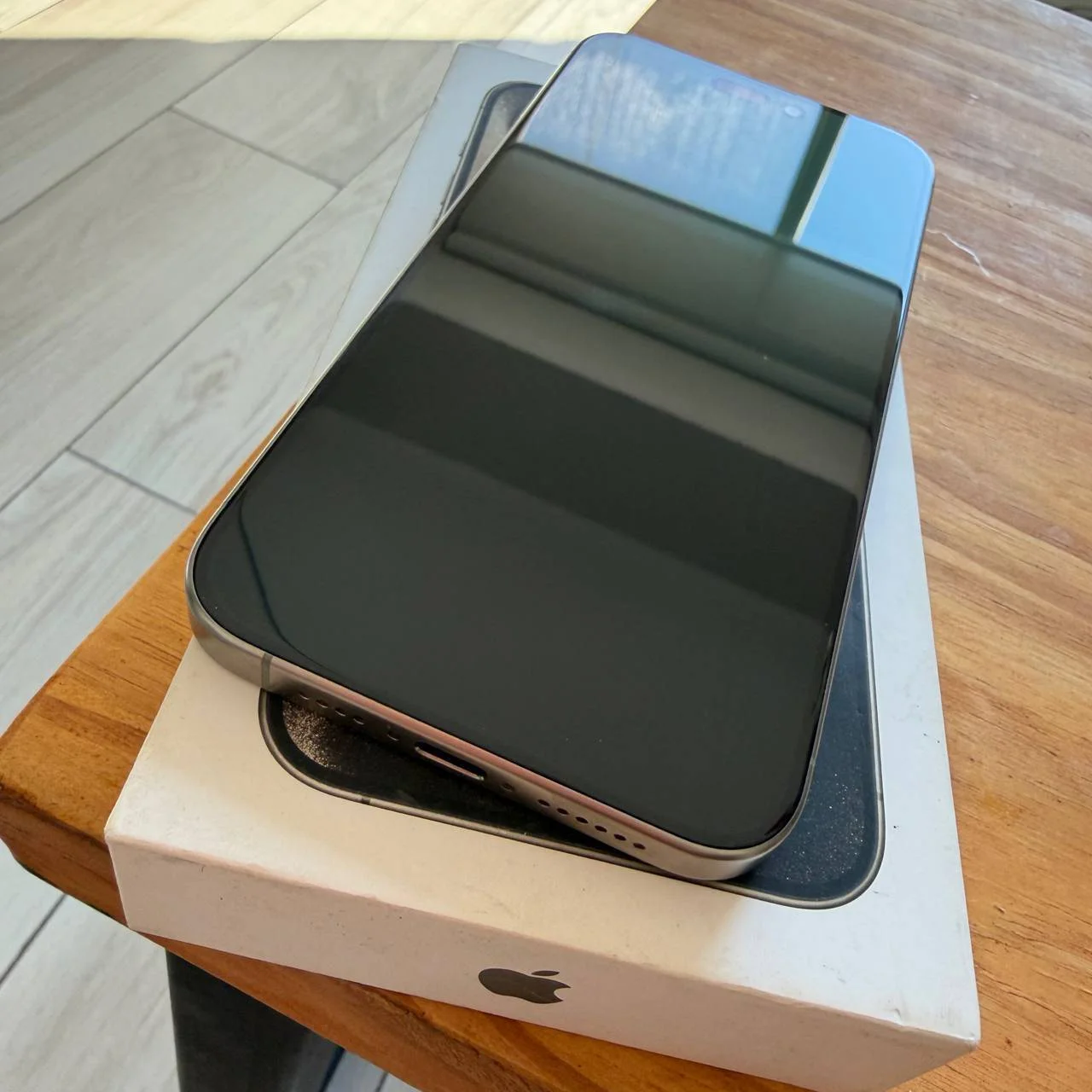 iPhone 15 Pro Max на 256 ГБ eSIM 4