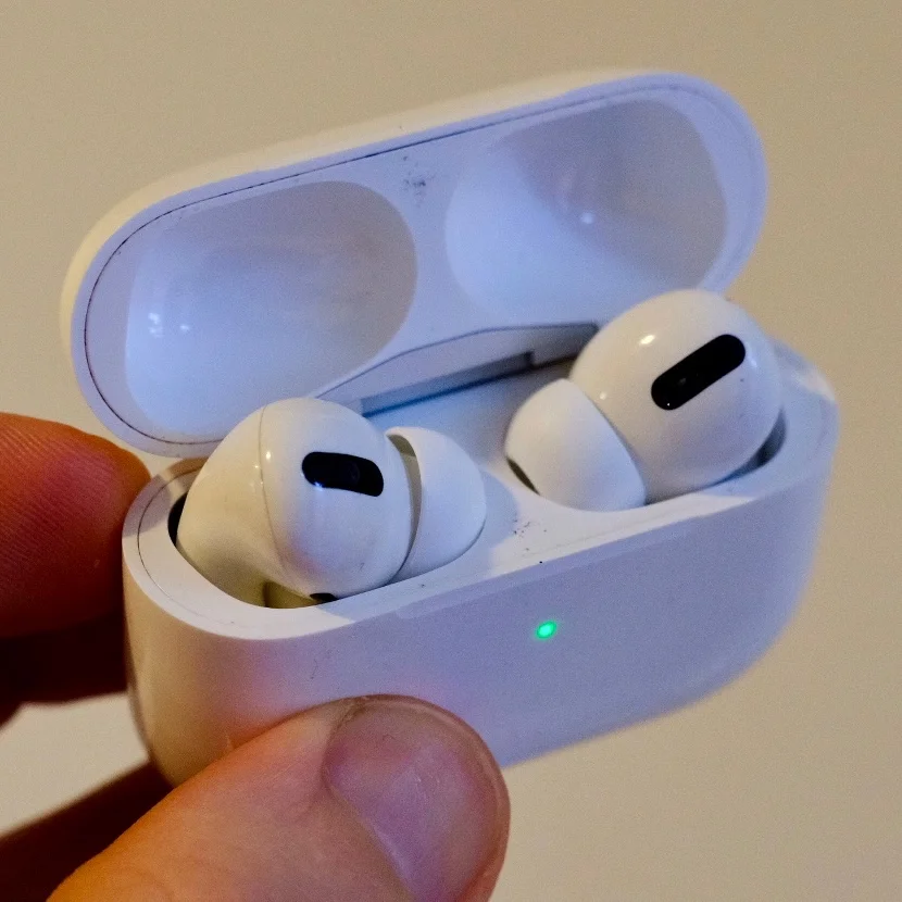 Apple -AirPods Pro 2 1