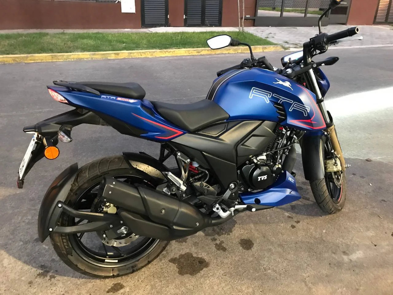 Мотоцикл TVS RTR 200 FI 2