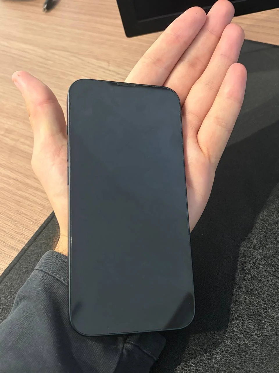 iPhone 13 128GB Blue 3