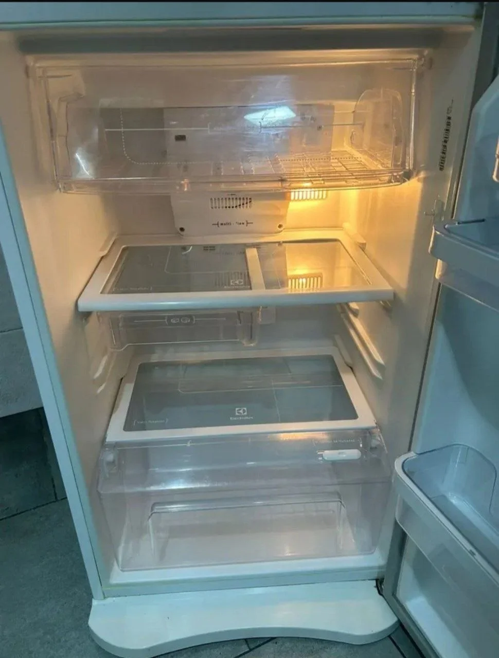 Холодильник Electrolux 216 литров 3
