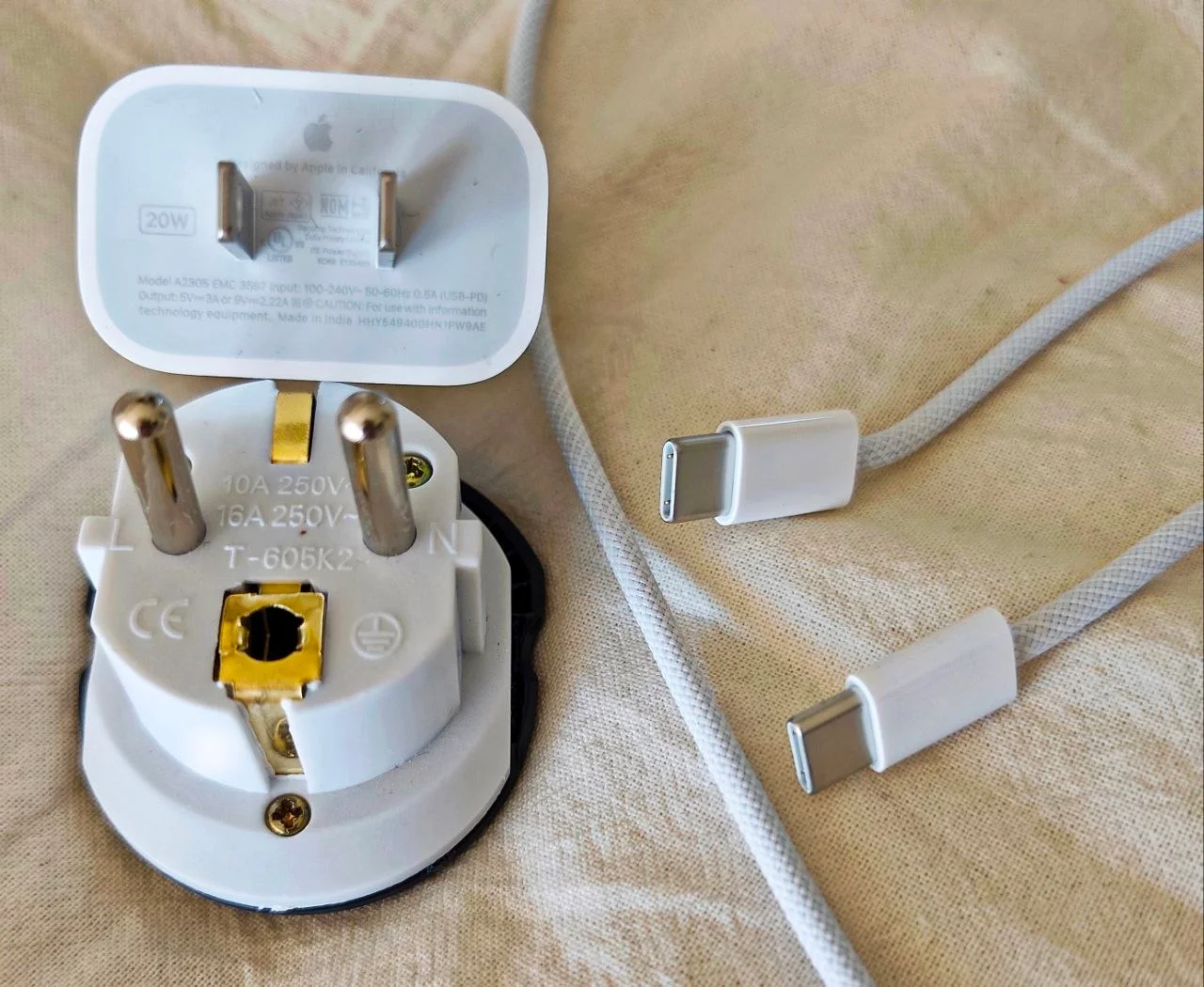 Зарядка Apple и переходник 2