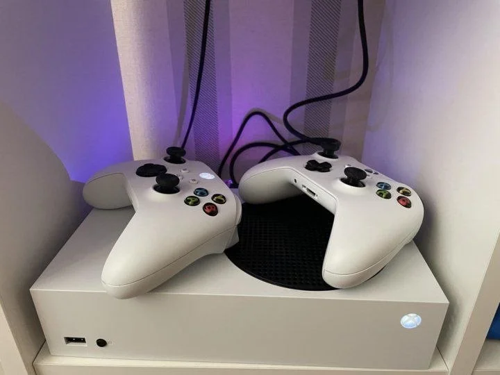 Xbox Series S с двумя геймпадами 1