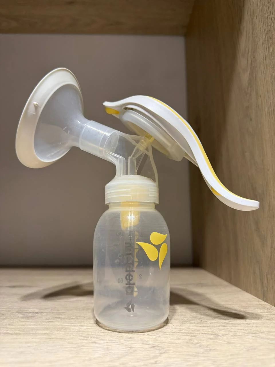 Ручной молокоотсос Medela 1