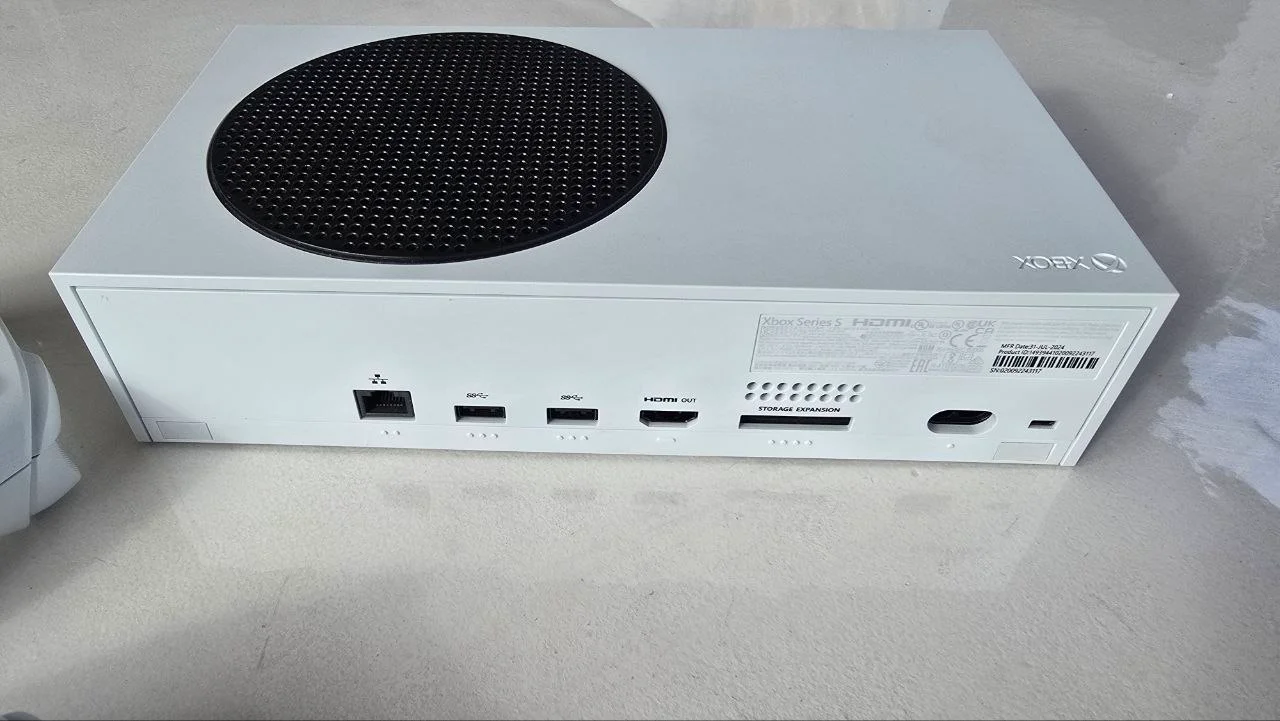Xbox 512Гб с двумя джойстиками 3