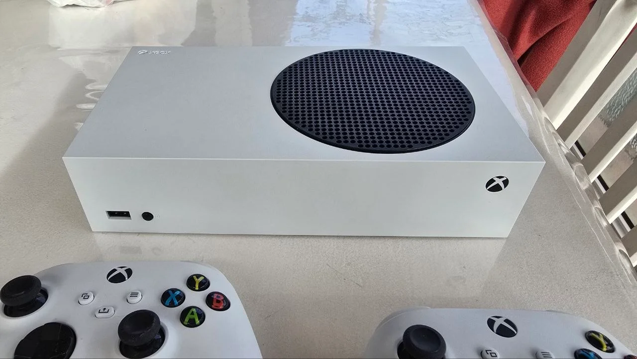 Xbox 512Гб с двумя джойстиками 1