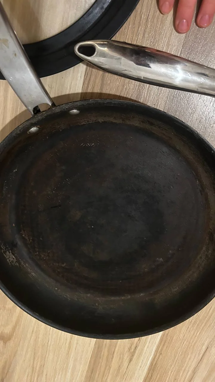 Две сковороды и две крышки 3