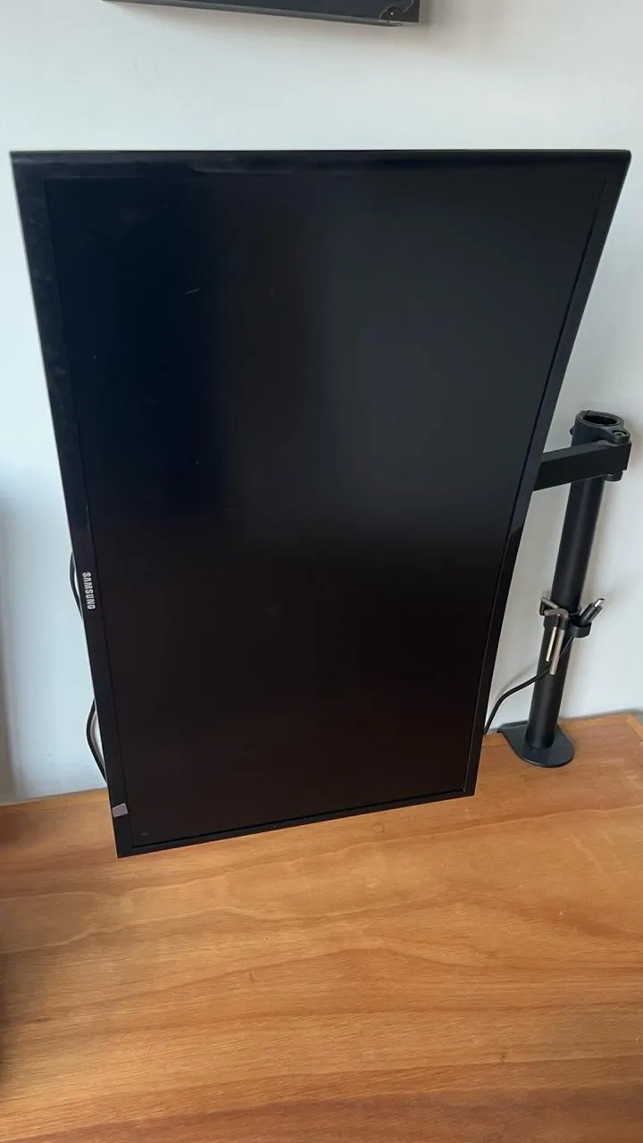 Монитор Samsung 27 изогнутый FullHD на кронштейне 2
