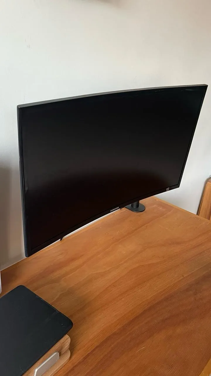Монитор Samsung 27 изогнутый FullHD на кронштейне 3