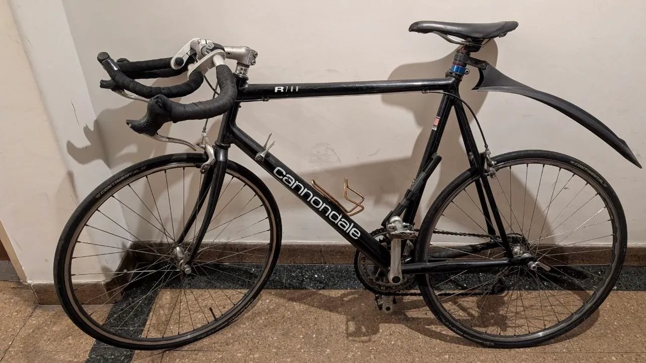Велосипед шоссейный Cannondale R700 1