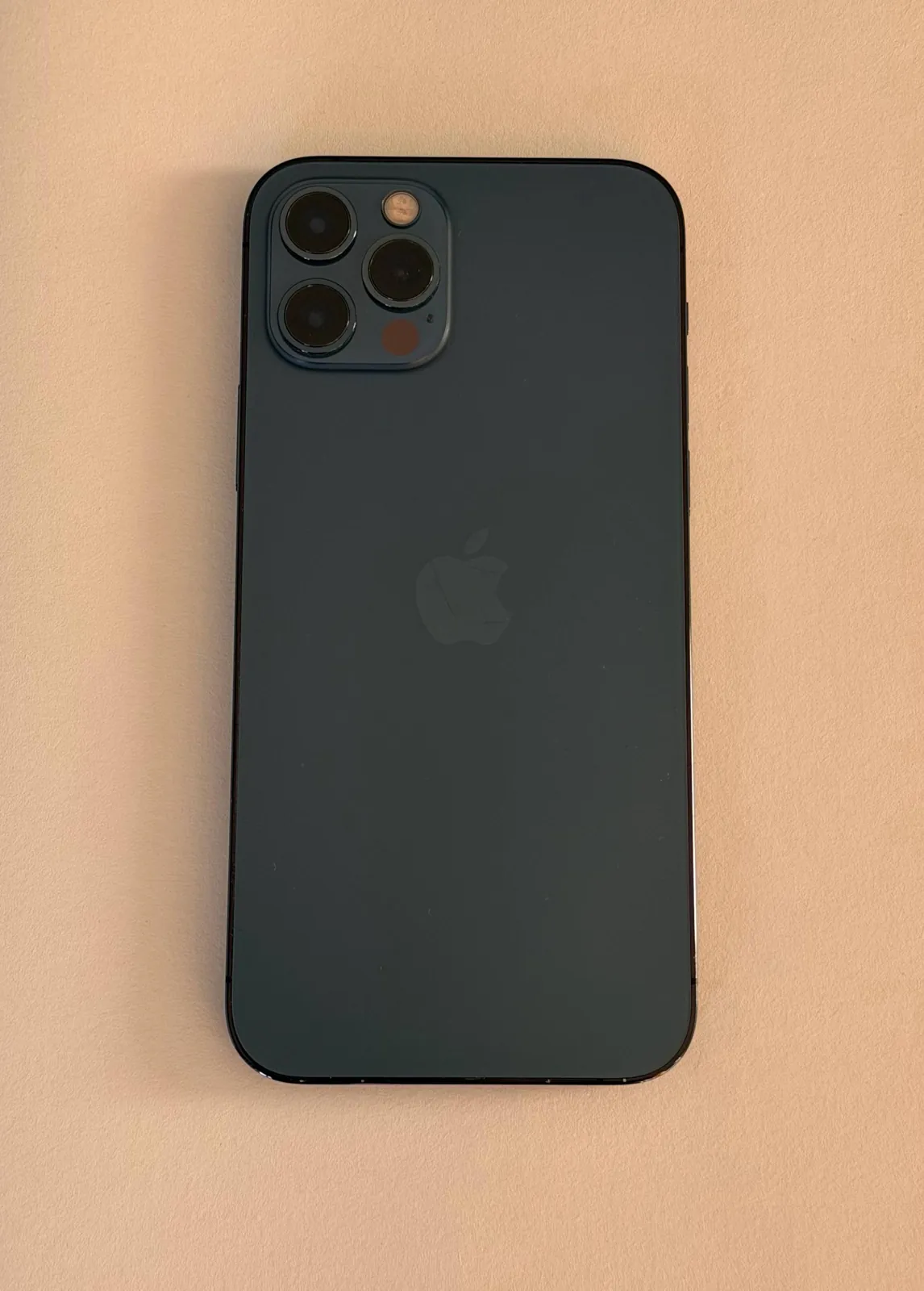 iPhone 12 Pro зарядка и чехол в комплекте 2