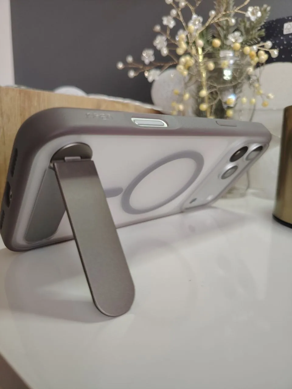 iPhone 17 Pro Max 256GB silver с чехлом 3