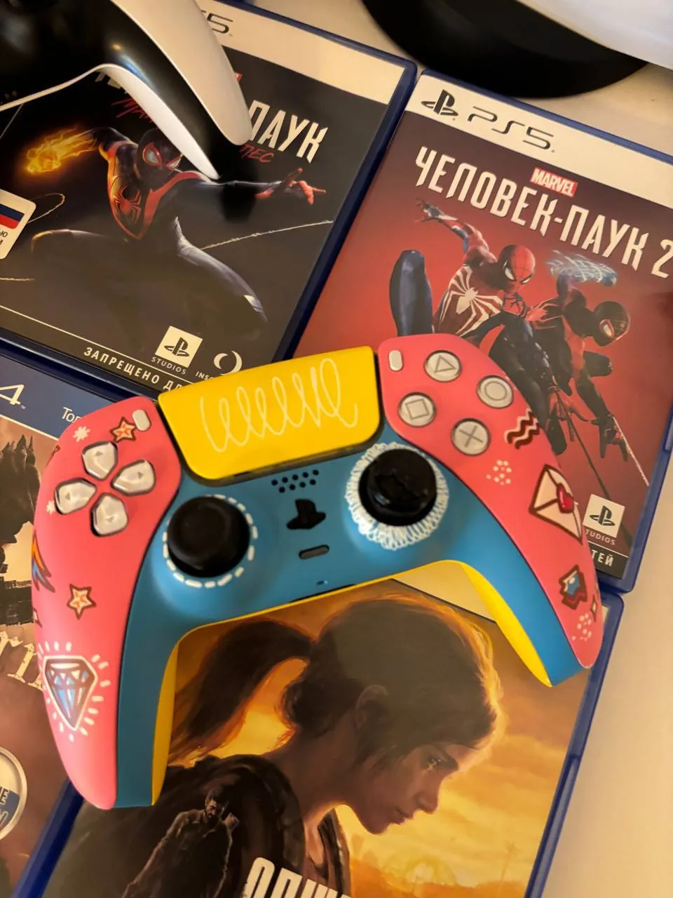 Sony PlayStation 5 с геймпадами и играми 5