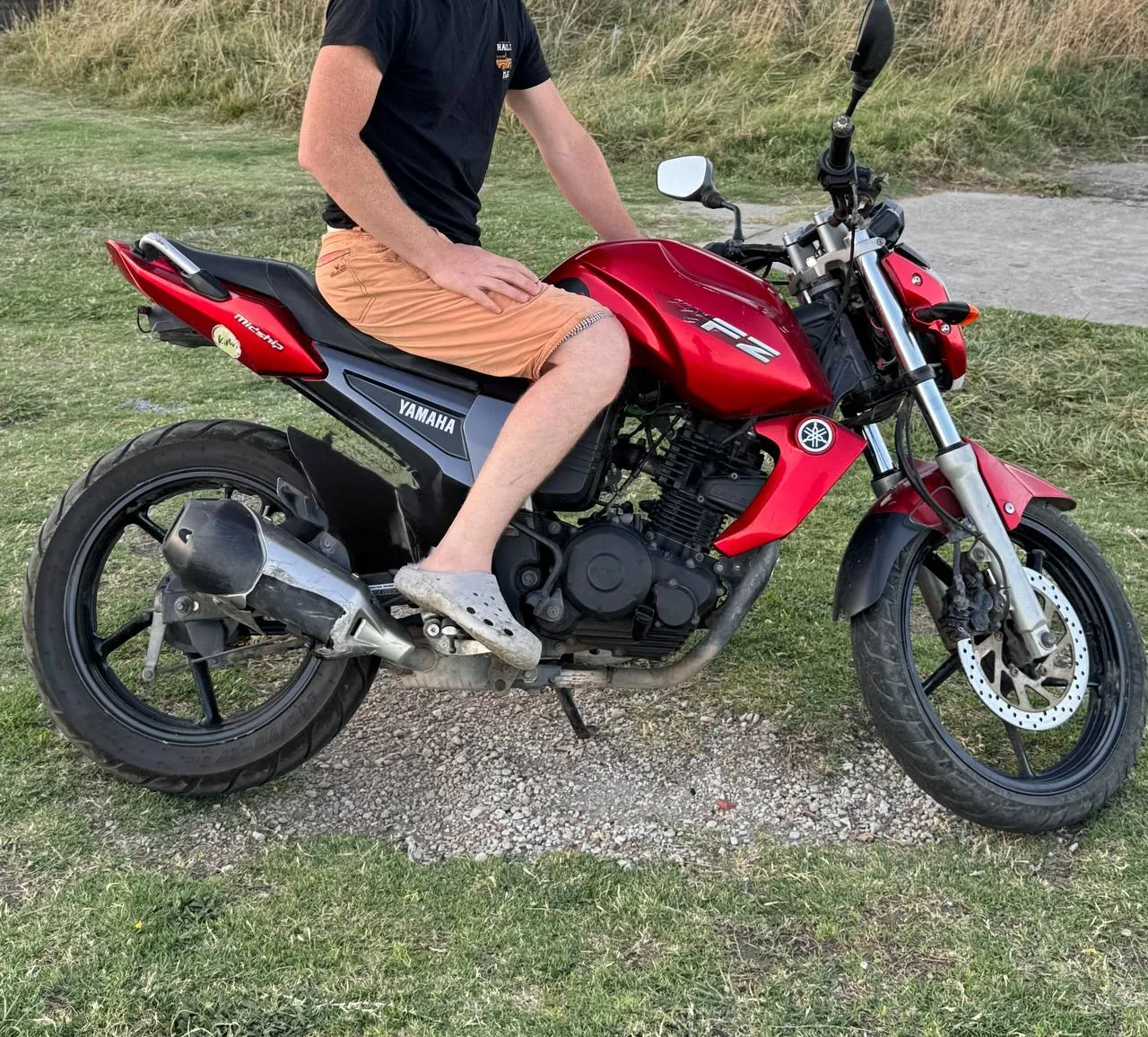 Yamaha FZ16 2013 два шлема мотокуртка 3