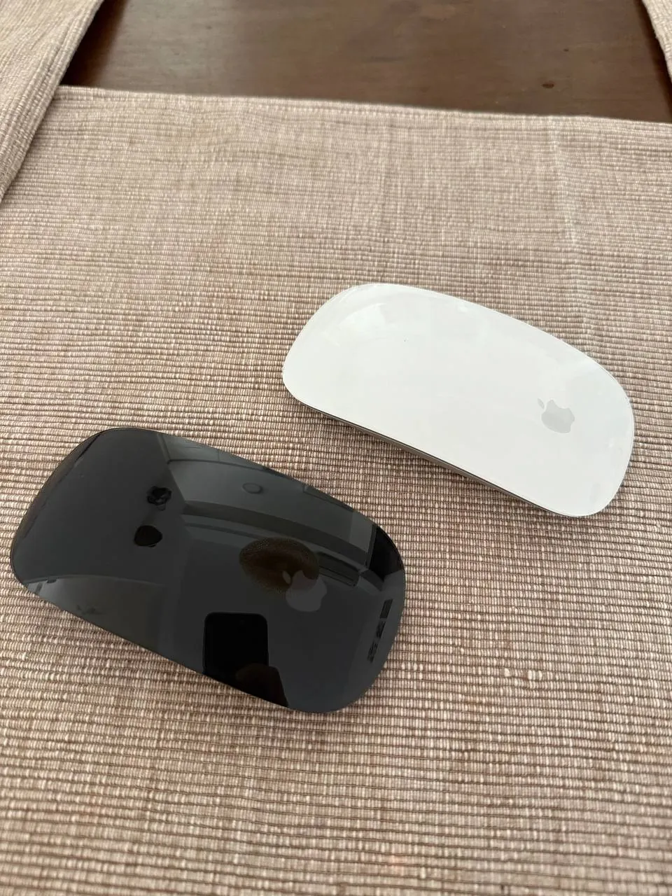 Apple Magic Mouse 2 белая и чёрная 1