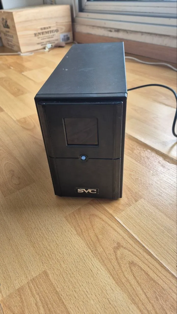 Бесперебойник ИБП SVC V-1500-LCD-US 1
