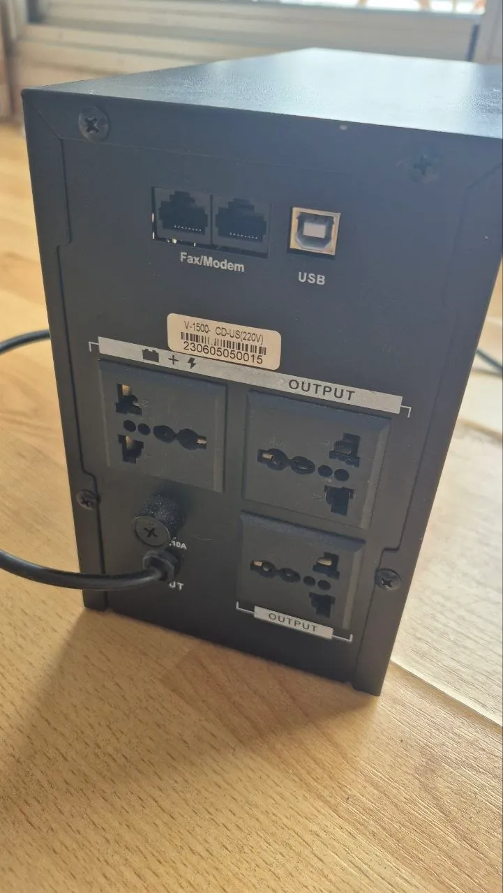 Бесперебойник ИБП SVC V-1500-LCD-US 2