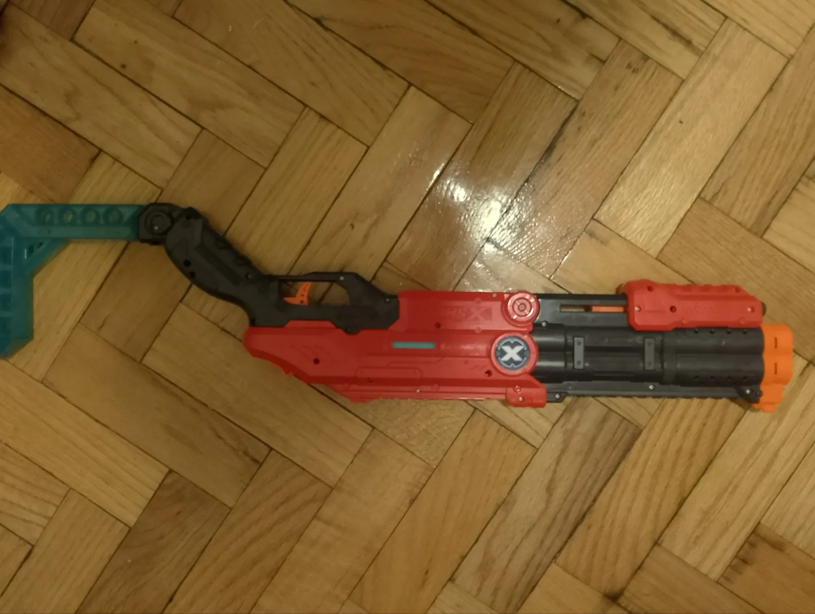 Игрушечные бластеры X-Shot и Nerf 2