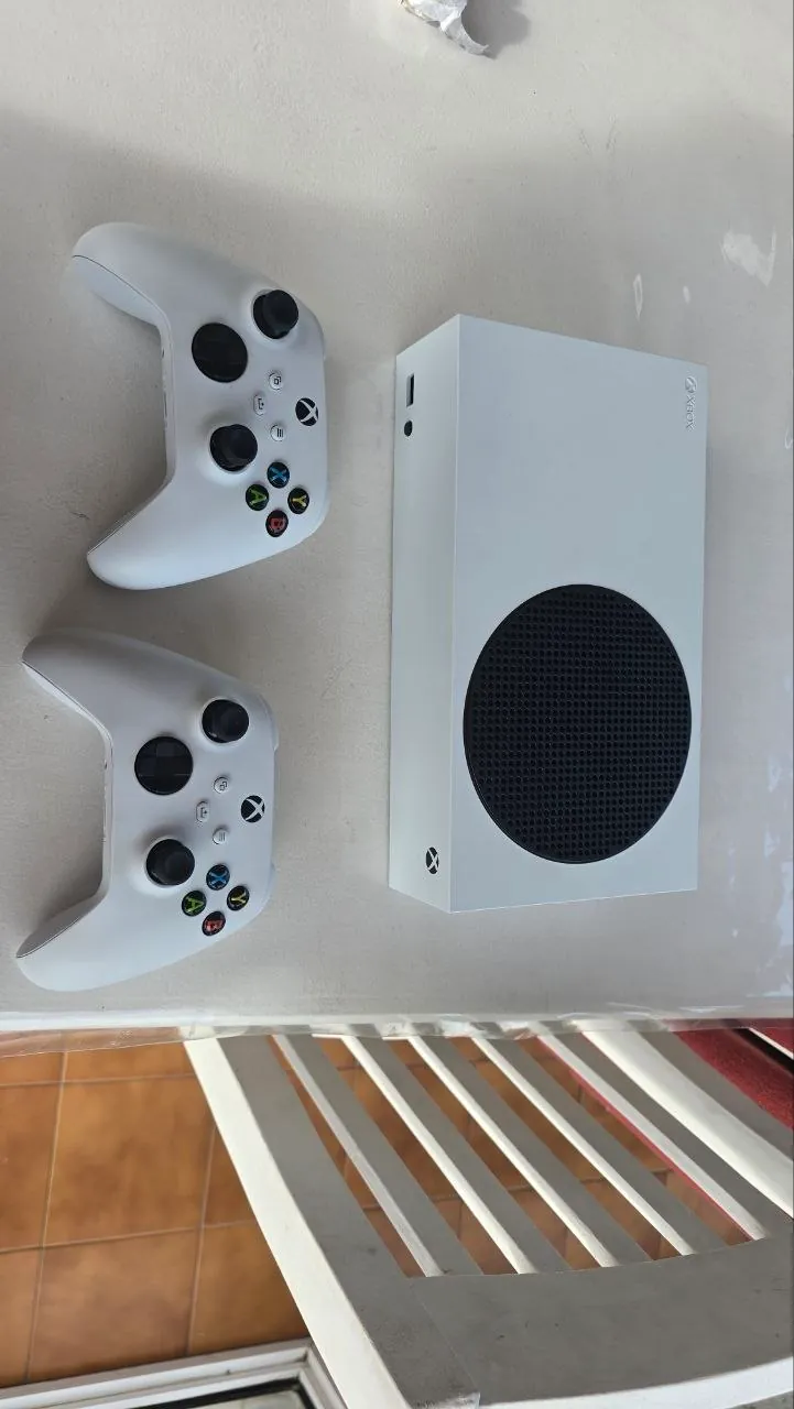 Xbox 512GB с двумя джойстиками состояние новое 1