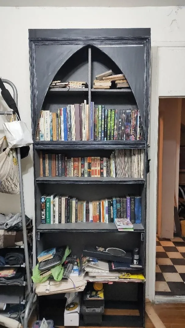 Готический книжный стеллаж ручной работы 1