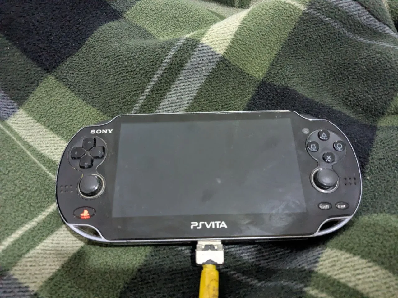 PlayStation Vita прошитая с играми и чехлом 3