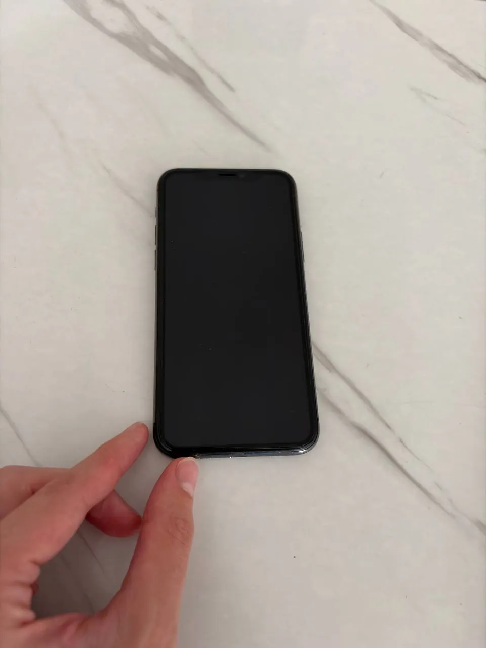 Два смартфона iPhone 11 Pro и XS 4